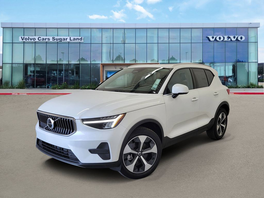 2025 Volvo XC40 Core's photo