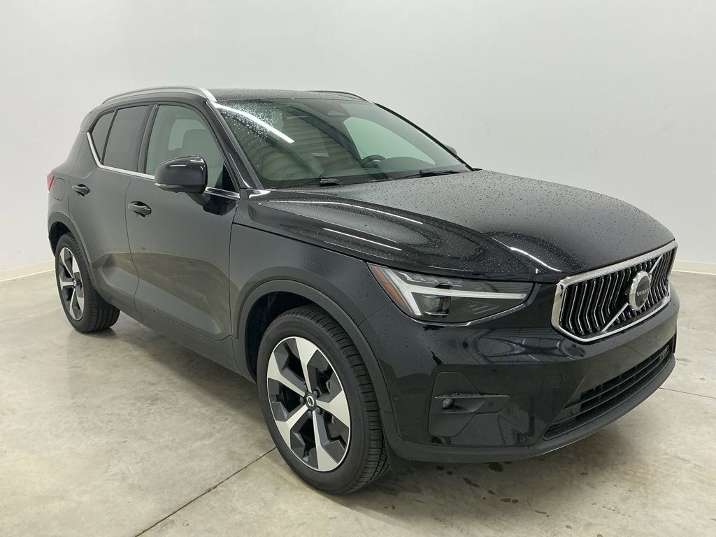 2025 Volvo XC40 Plus photo 2