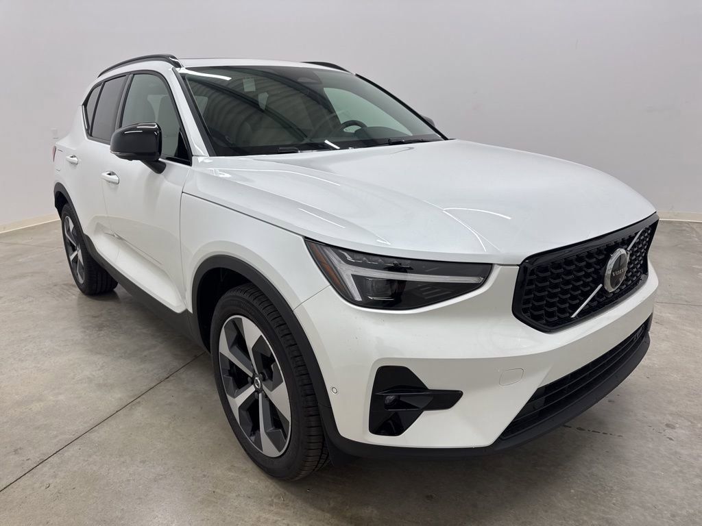 2025 Volvo XC40 Plus photo 3