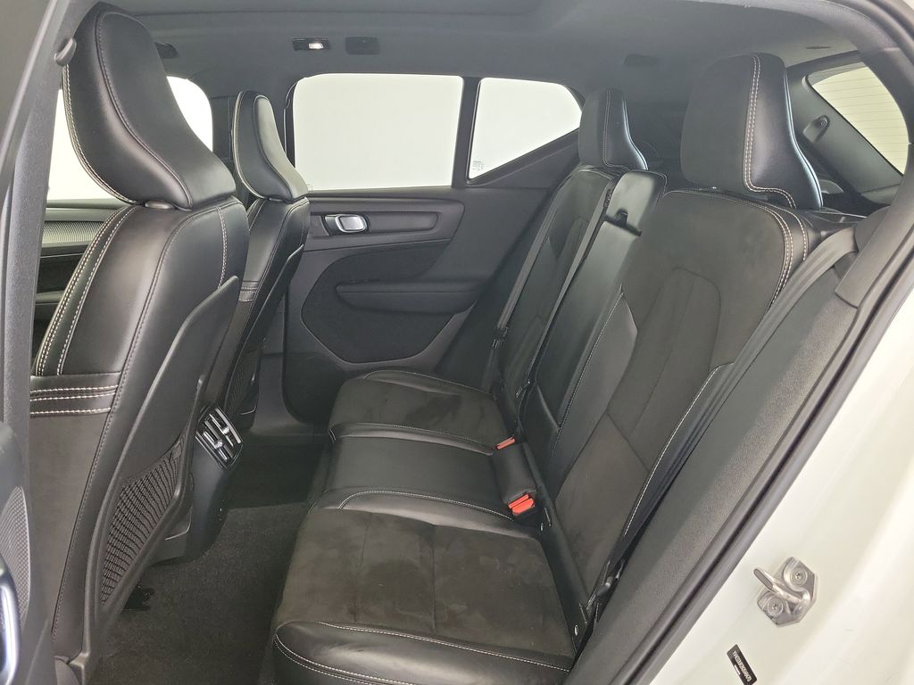 2022 Volvo XC40 Plus - Photo 13