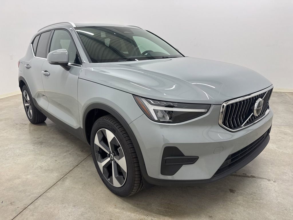 2025 Volvo XC40 Core photo 3