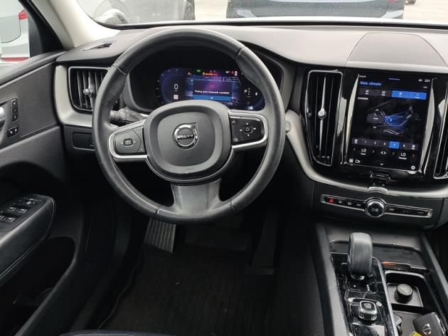 2023 Volvo XC60 B5 Core photo 3