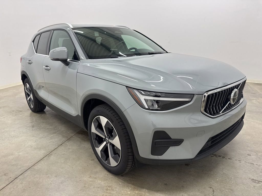 2025 Volvo XC40 Core photo 2