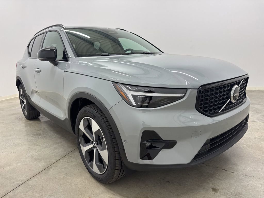 2026 Volvo XC40 Plus photo 2