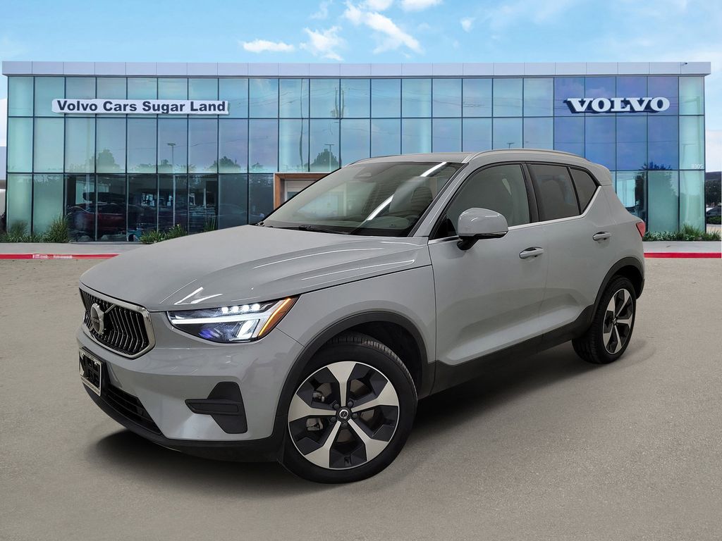 2025 Volvo XC40 Core's photo