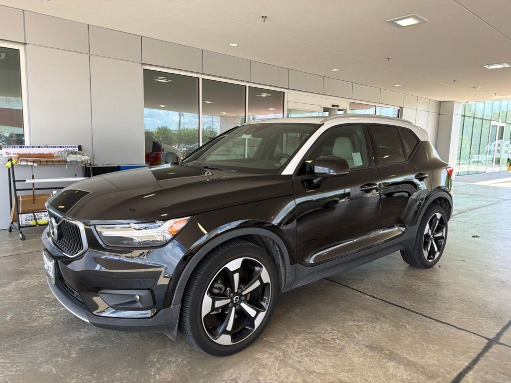 2020 Volvo XC40 T5 Momentum AWD's photo