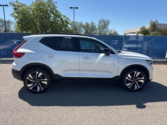 2025 Volvo XC40 Plus photo 3