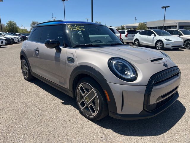 2022 MINI Hardtop Cooper SE's photo