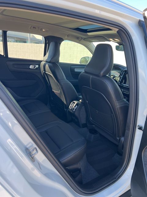 2025 Volvo XC40 Core - Photo 28