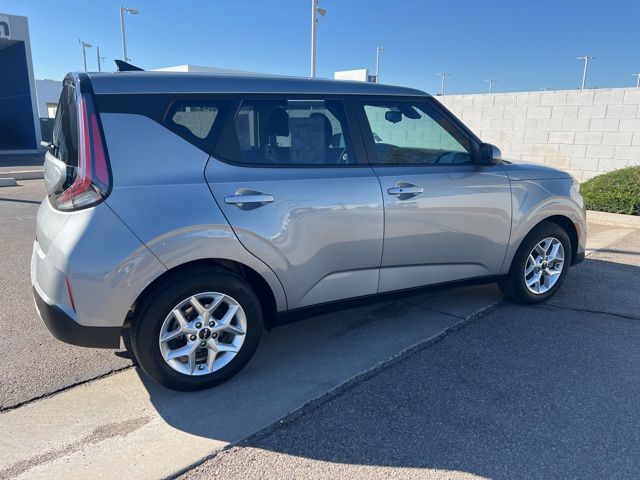 2023 Kia Soul LX S photo 3