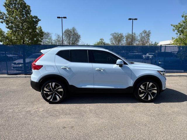 2025 Volvo XC40 photo 2