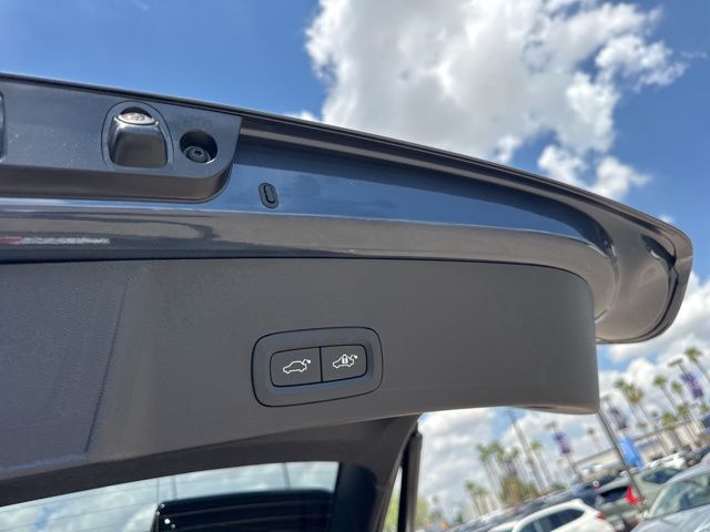 2026 Volvo XC40 Plus - Photo 10