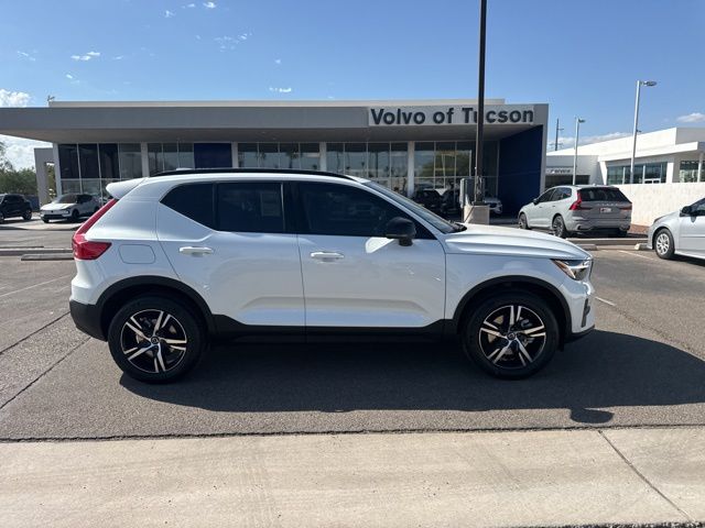 2026 Volvo XC40 Core photo 3