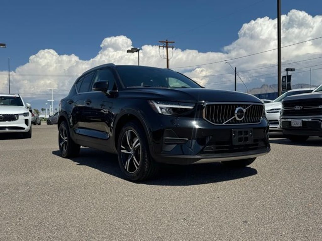 Certified 2025 Volvo XC40 B5 Core SUV
