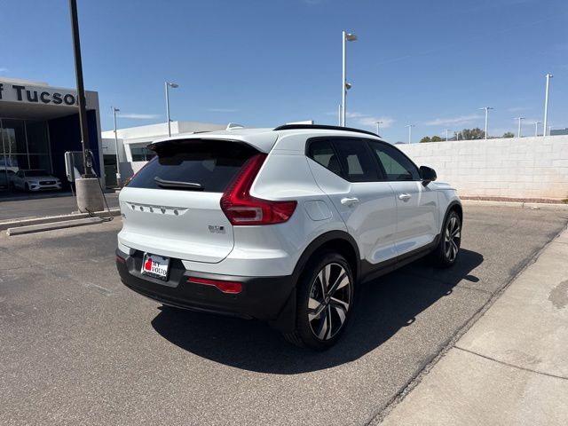 2026 Volvo XC40 Plus photo 4