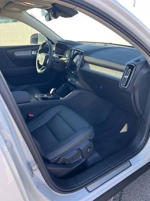2025 Volvo XC40 Core - Photo 30