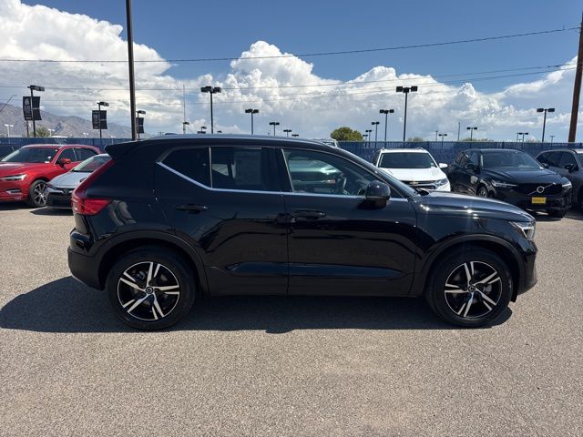 2025 Volvo XC40 Core photo 3