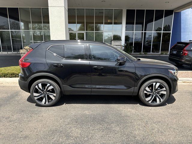2024 Volvo XC40 Plus photo 3