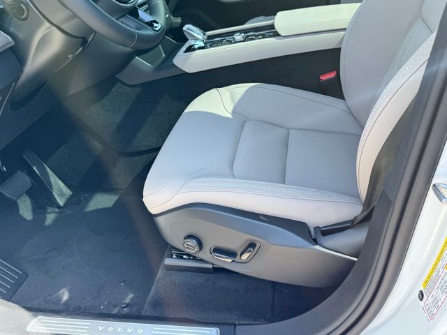 2026 Volvo XC90 Plus - Photo 16
