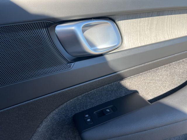 2025 Volvo XC40 Core - Photo 31