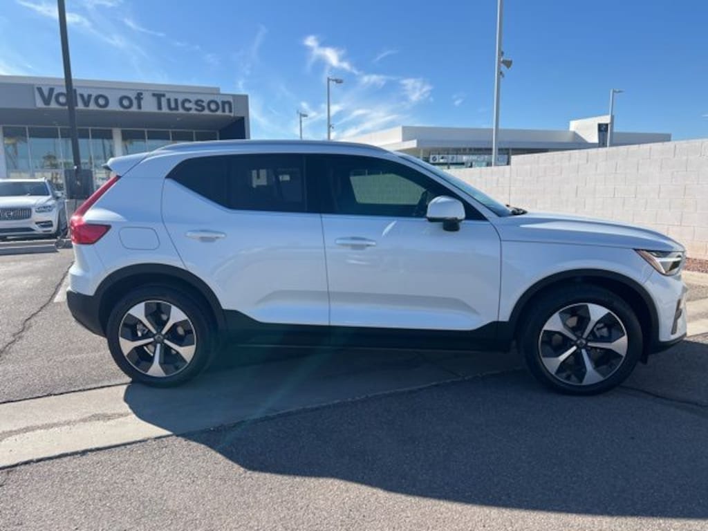 New 2025 Volvo XC40 B5 Core Bright Theme SUV