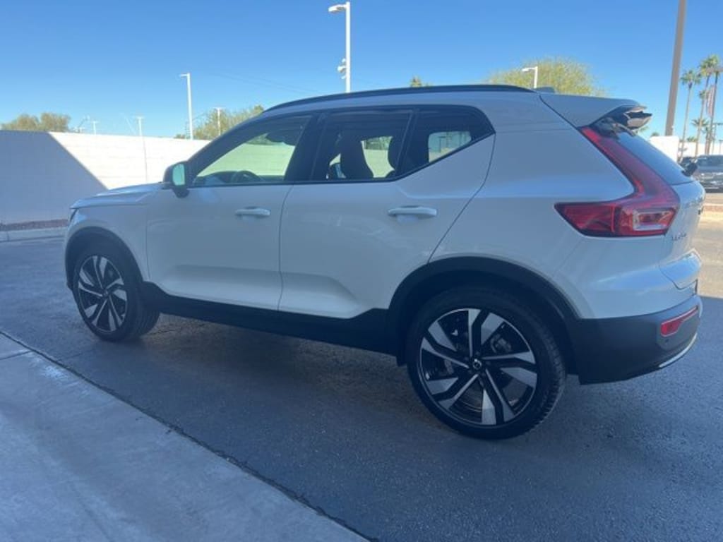 New 2025 Volvo XC40 B5 Ultra Dark Theme SUV