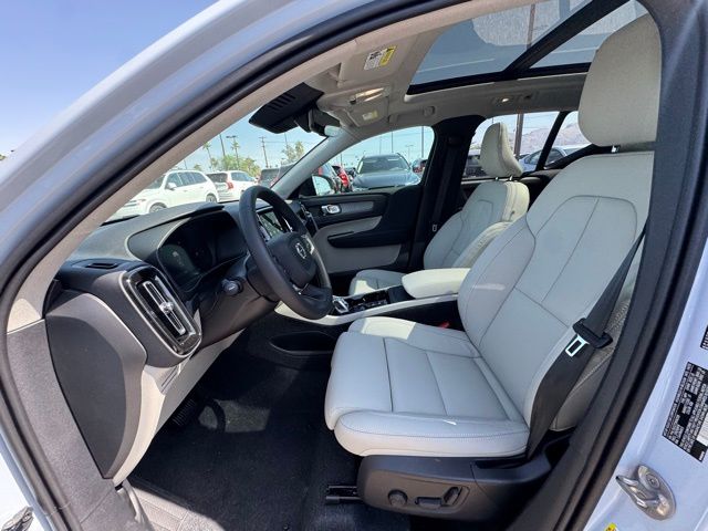 2026 Volvo XC40 Plus - Photo 11
