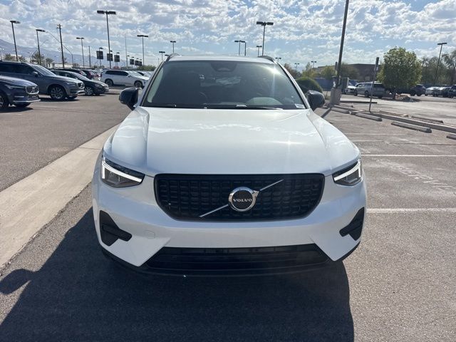 2026 Volvo XC40 Core photo 2