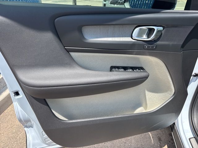 2026 Volvo XC40 Plus - Photo 13