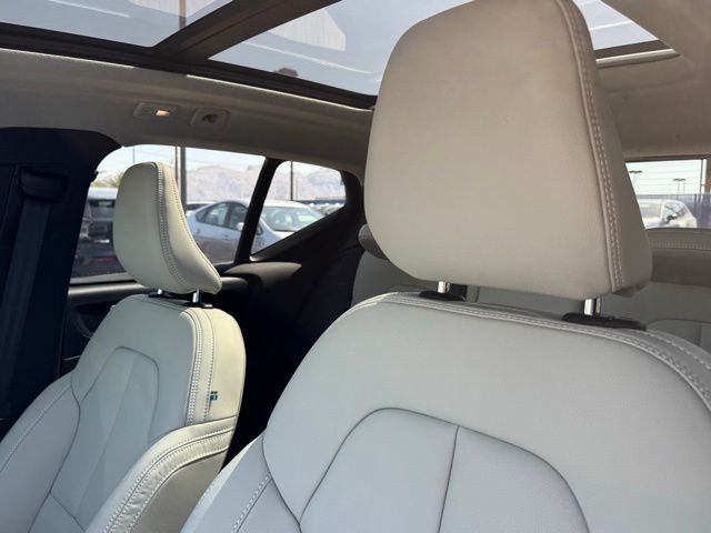 2026 Volvo XC40 Plus - Photo 17
