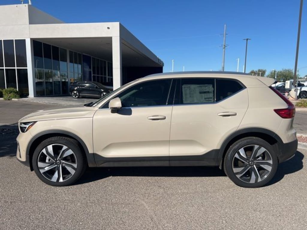New 2025 Volvo XC40 B5 Ultra Bright Theme SUV