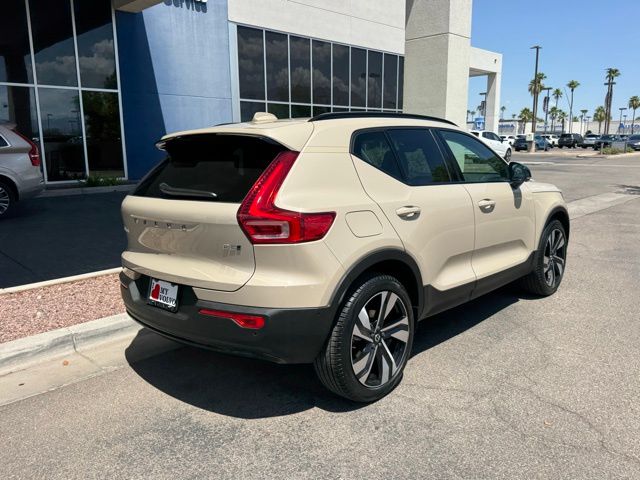 2026 Volvo XC40 photo 2