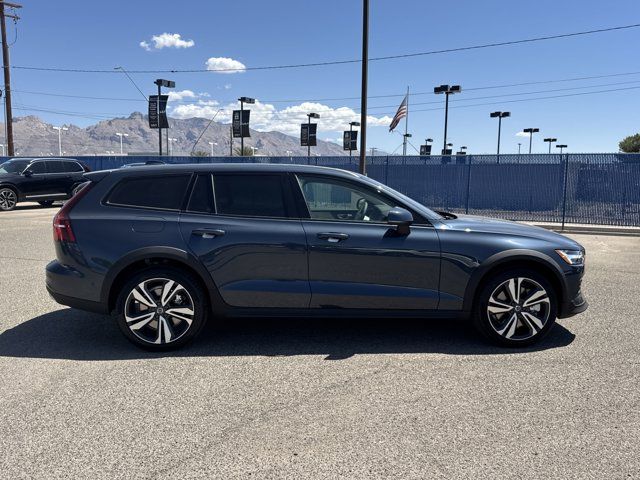 2025 Volvo V60 Cross Country B5 Plus photo 2
