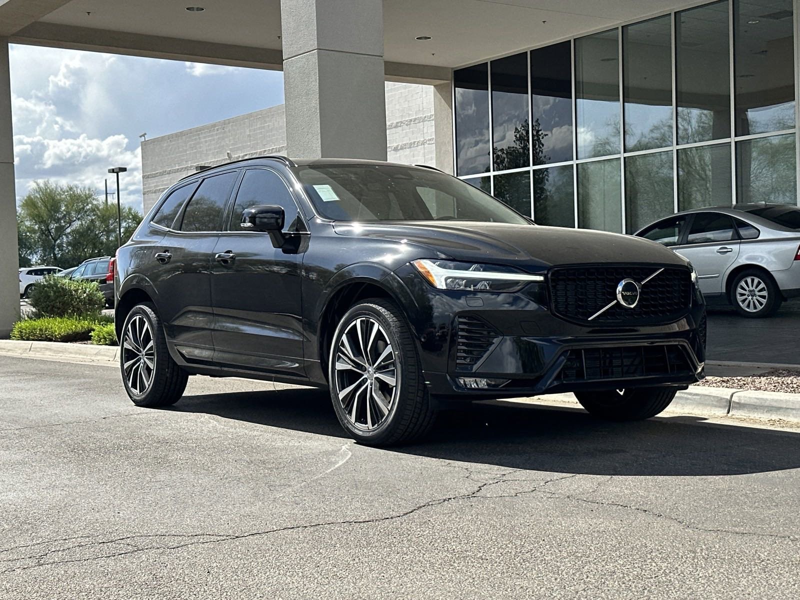 Does the Volvo XC60 have Apple CarPlay and other frequently asked