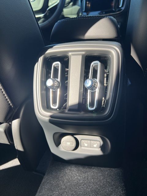 2025 Volvo XC40 Core - Photo 26