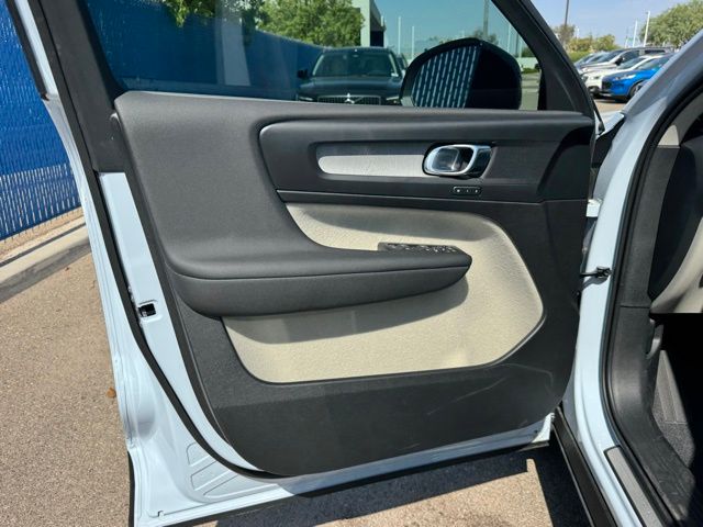 2026 Volvo XC40 Plus - Photo 15