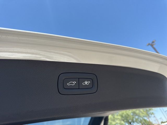2025 Volvo XC90 Plus - Photo 8