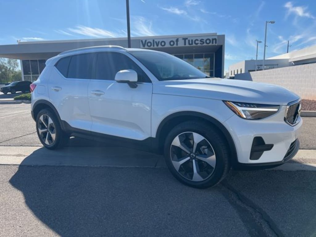 New 2025 Volvo XC40 B5 Core Bright Theme SUV