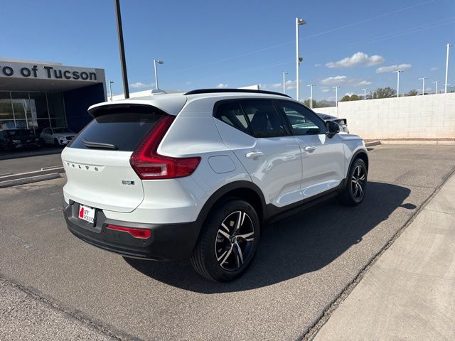 2026 Volvo XC40 Core photo 4