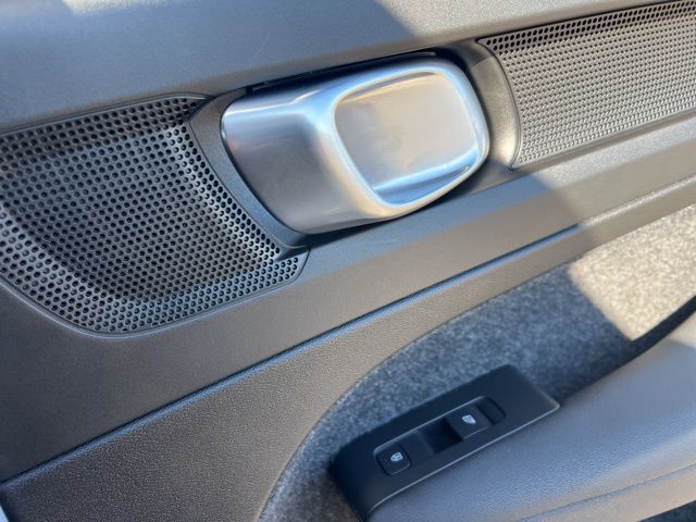 2025 Volvo XC40 Core - Photo 29
