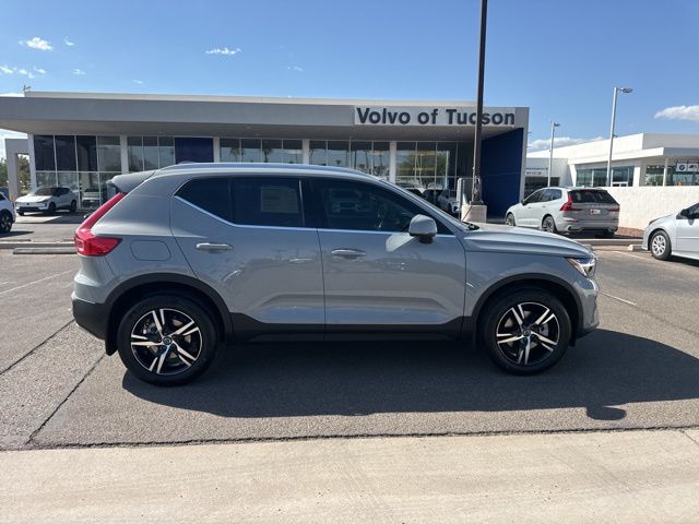 2025 Volvo XC40 Core photo 2