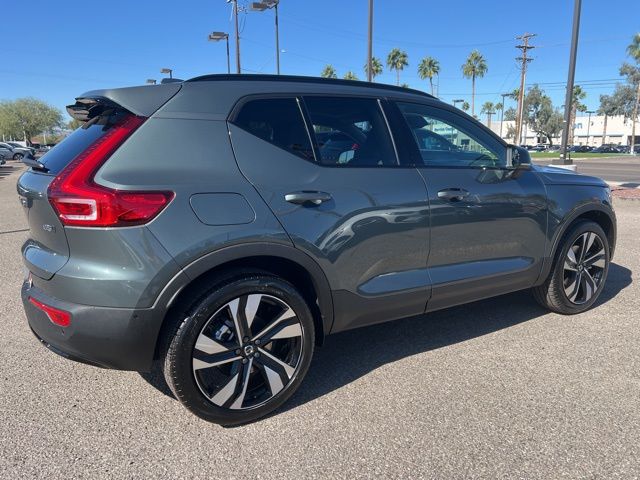 2026 Volvo XC40 photo 3