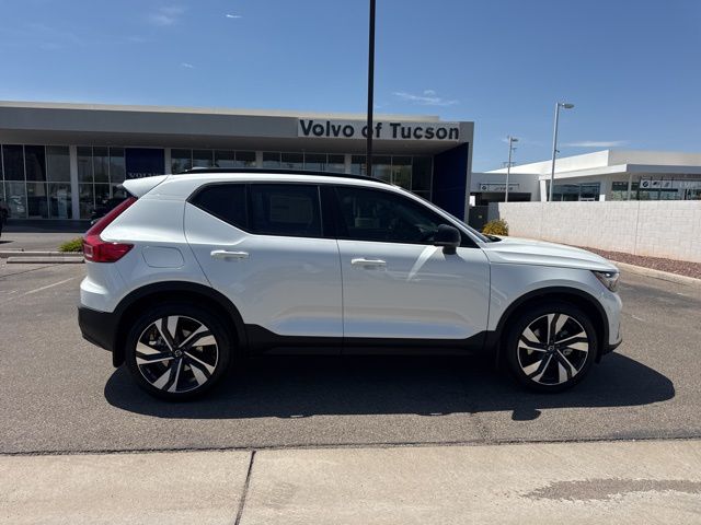2026 Volvo XC40 Plus photo 3