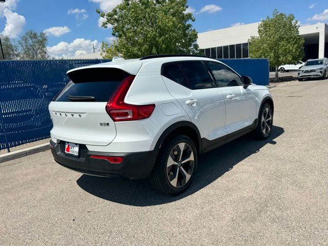 2026 Volvo XC40 Plus photo 3