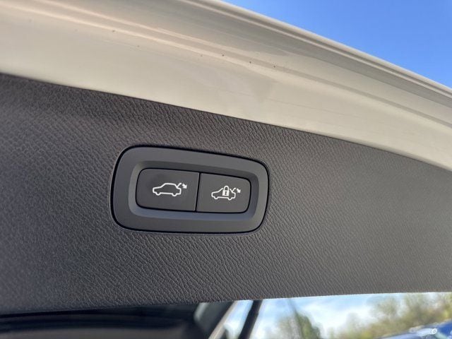 2025 Volvo XC90 Plus - Photo 8
