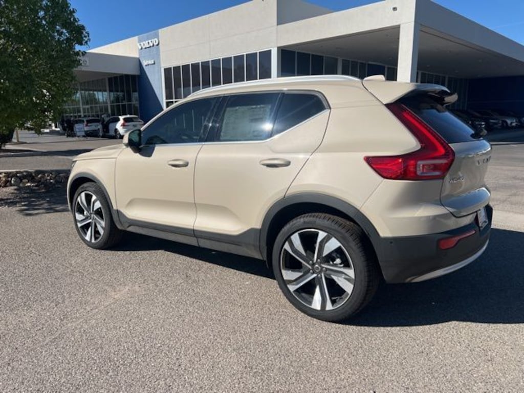 New 2025 Volvo XC40 B5 Ultra Bright Theme SUV