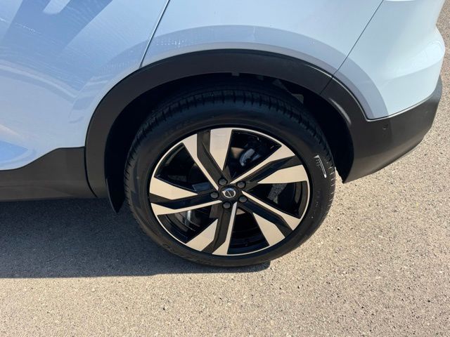 2025 Volvo XC40 photo 3