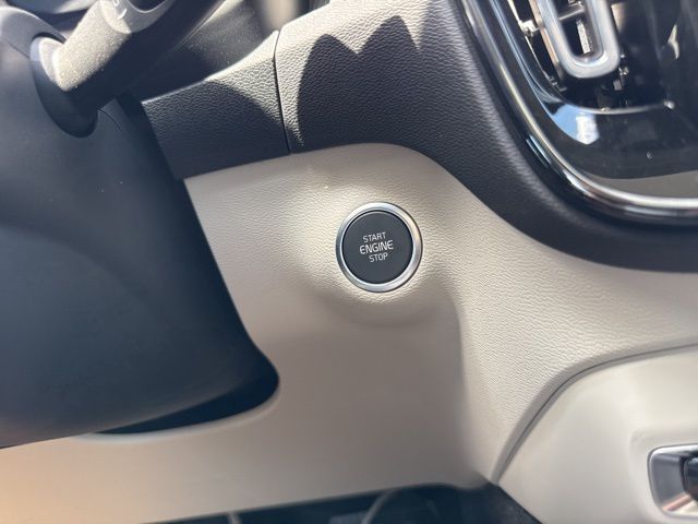 2026 Volvo XC40 Plus - Photo 32