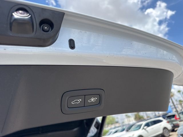 2026 Volvo XC40 Plus - Photo 9