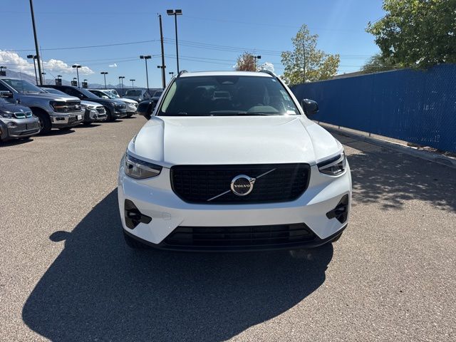 2025 Volvo XC40 Plus photo 2